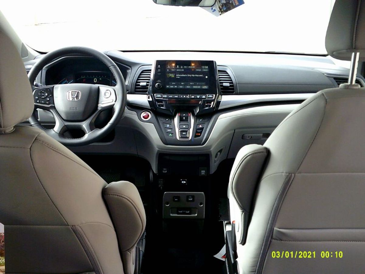 Silver Honda Odyssey image number 8