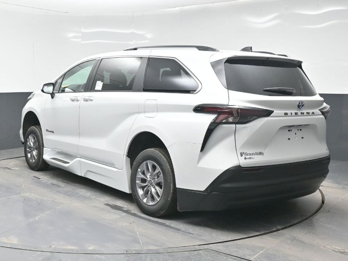 2025 TOYOTA SIENNA - Image 5