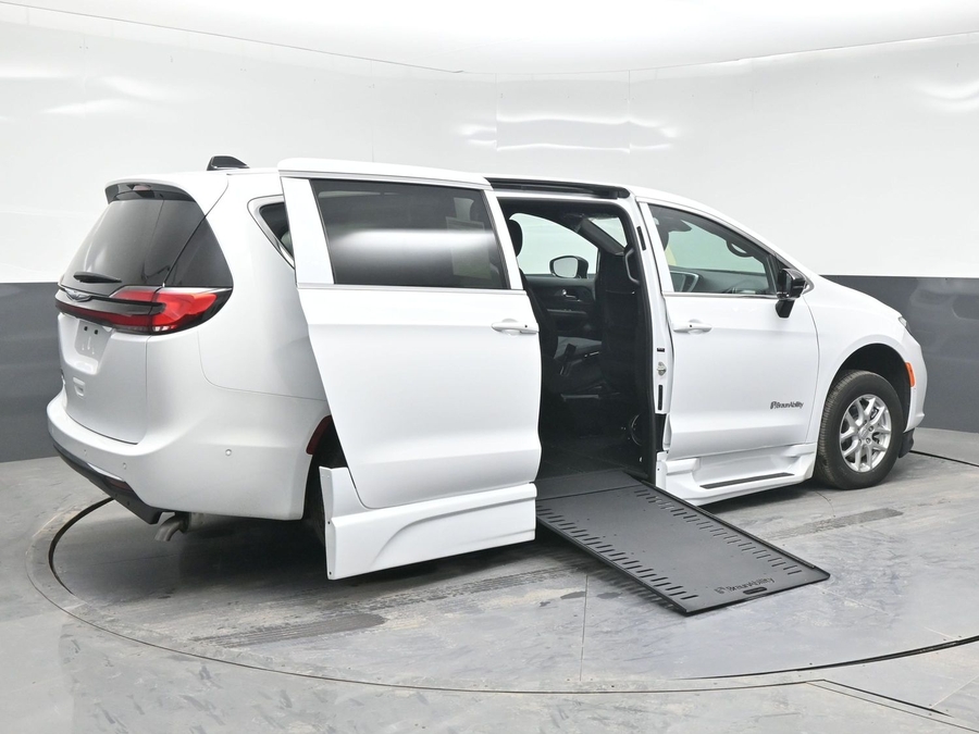 New 2025 Chrysler Pacifica Select Plus - BraunAbility Side Entry Entry In Floor Automatic Ramp