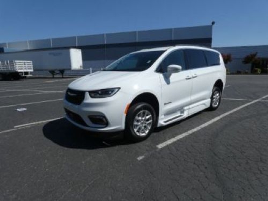 White Chrysler Pacifica image number 4