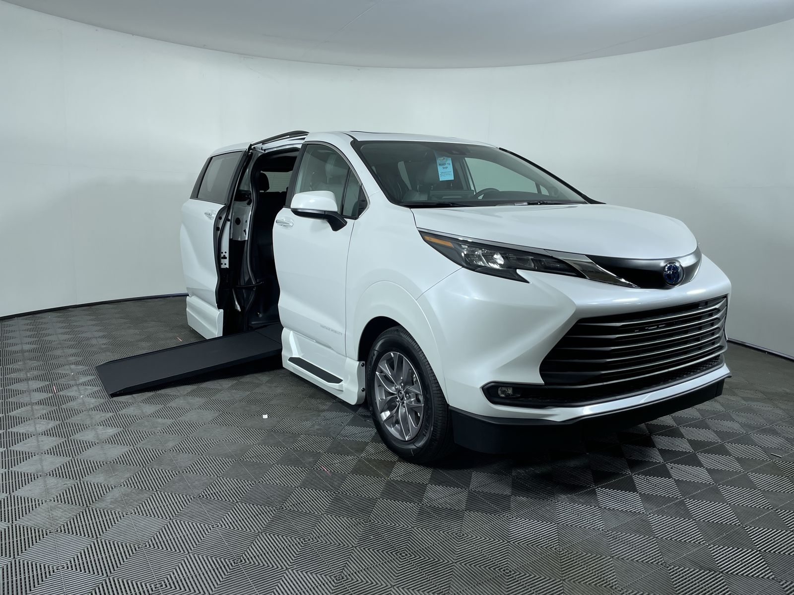 2025 Toyota Sienna AWD XLE Plus