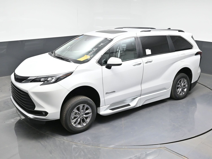 New 2026 Toyota Sienna Hybrid XLE Base - BraunAbility Side Entry Entry Fold Out Automatic Ramp