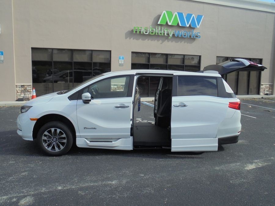 White Honda Odyssey image number 9