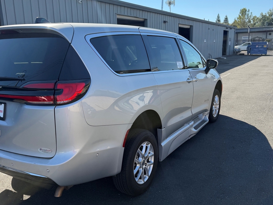 Used 2023 Chrysler Pacifica Touring L Safety - BraunAbility Side Entry In Floor Automatic Ramp