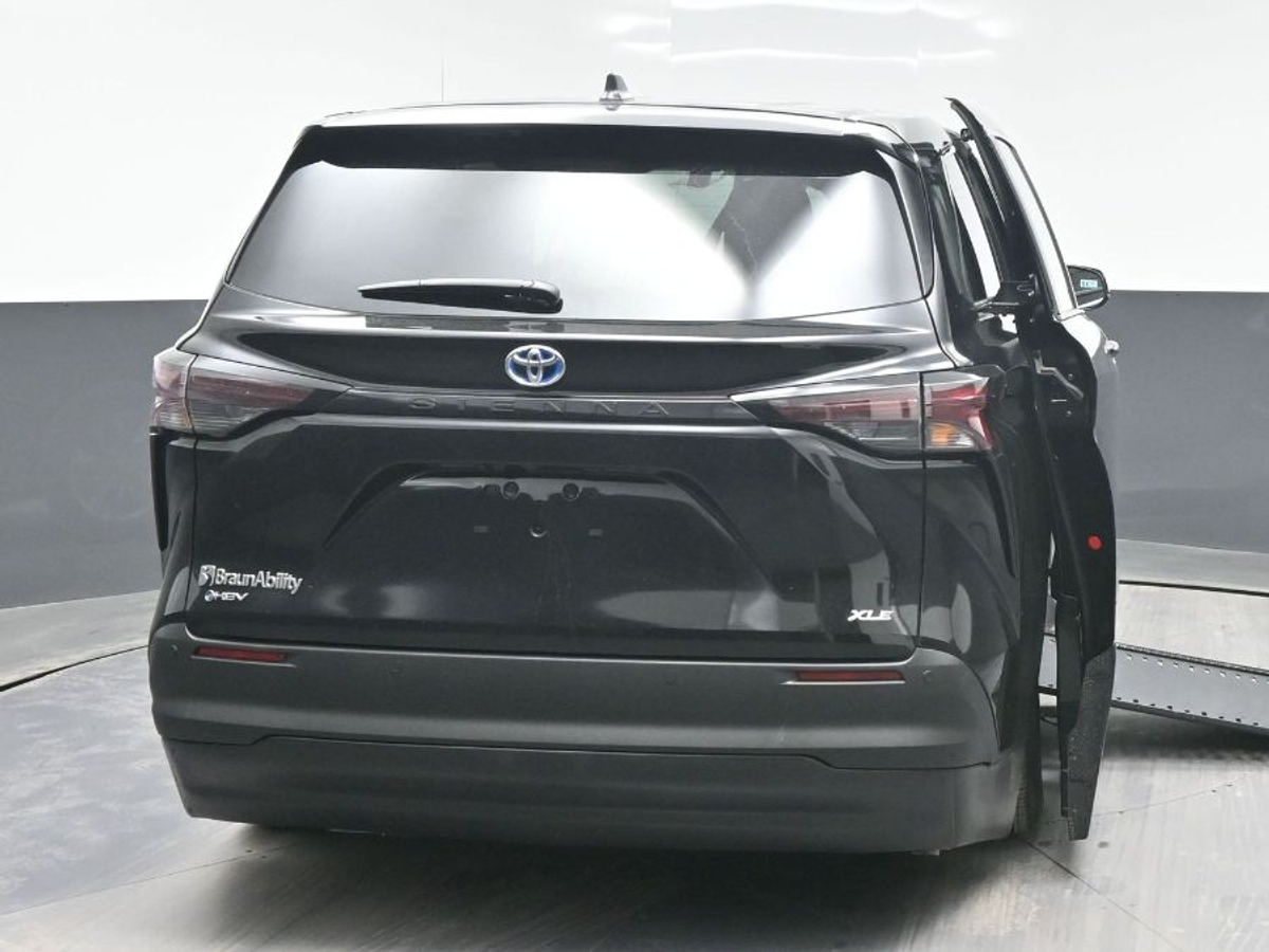 Black Toyota Sienna image number 2