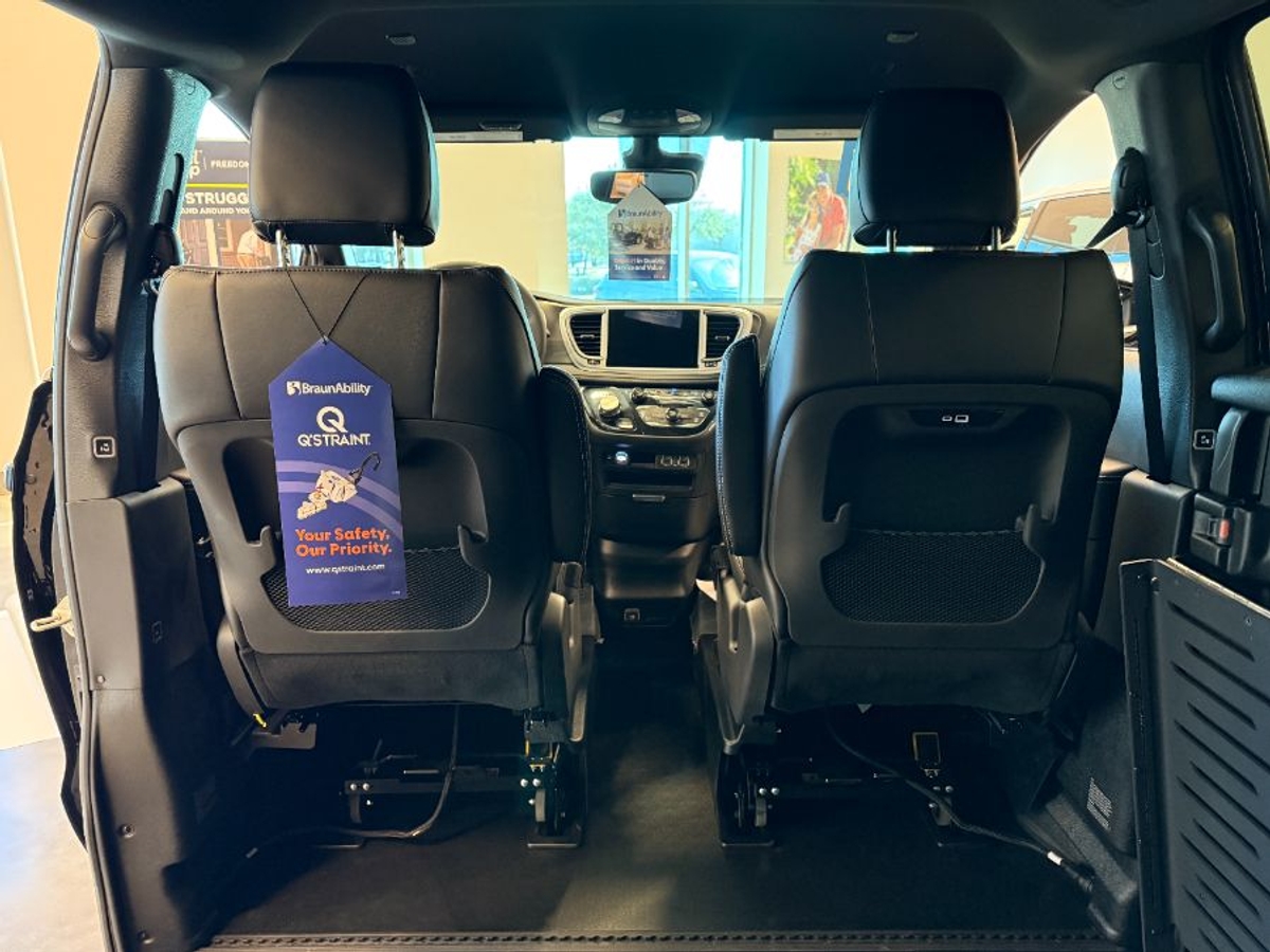 Black Chrysler Pacifica image number 13