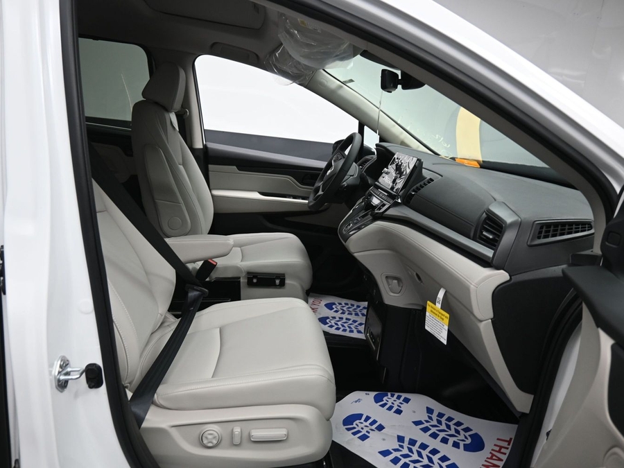 White Honda Odyssey image number 8