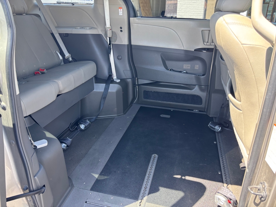 Used 2017 Toyota Sienna XLE - VMI Side Entry Entry In Floor Automatic Ramp