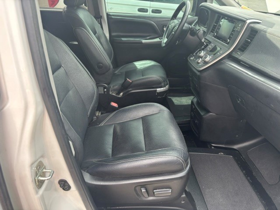 Used 2020 Toyota Sienna SE - BraunAbility Side Entry In Floor Automatic Ramp