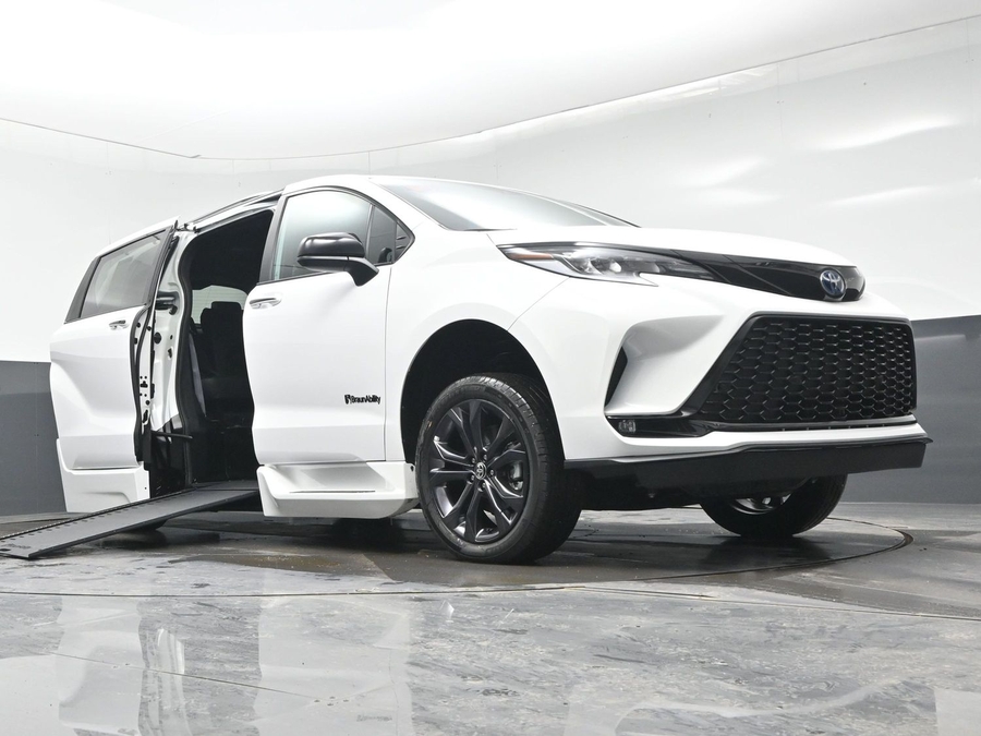New 2025 Toyota Sienna Hybrid XSE Sport - BraunAbility Side Entry Entry In Floor Automatic Ramp