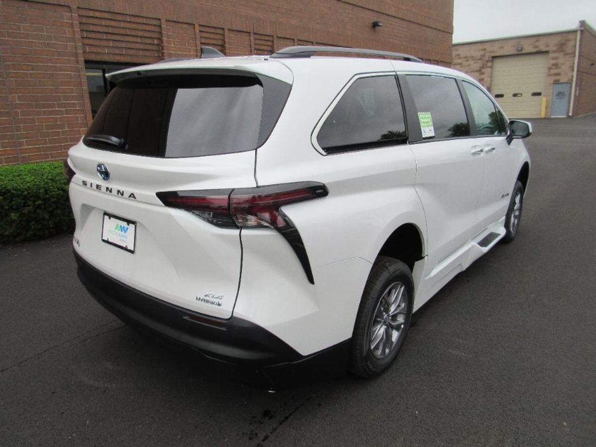 White Toyota Sienna image number 11