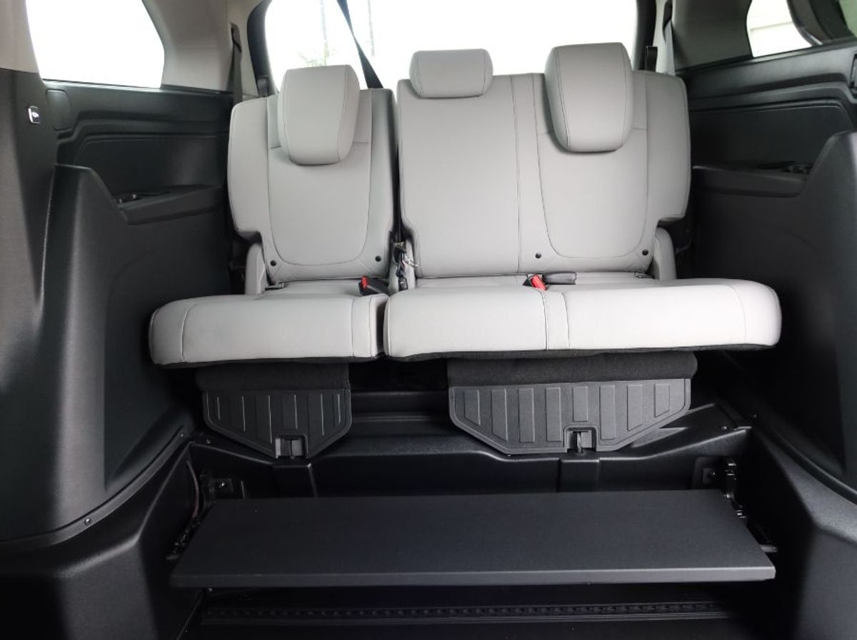 Grey Honda Odyssey image number 11