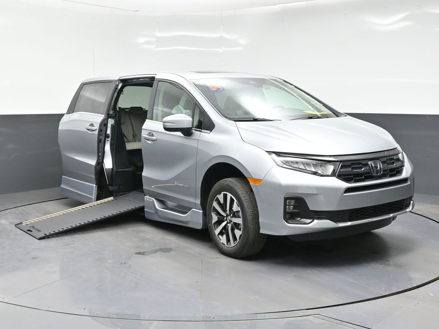 Silver Honda Odyssey image number 14