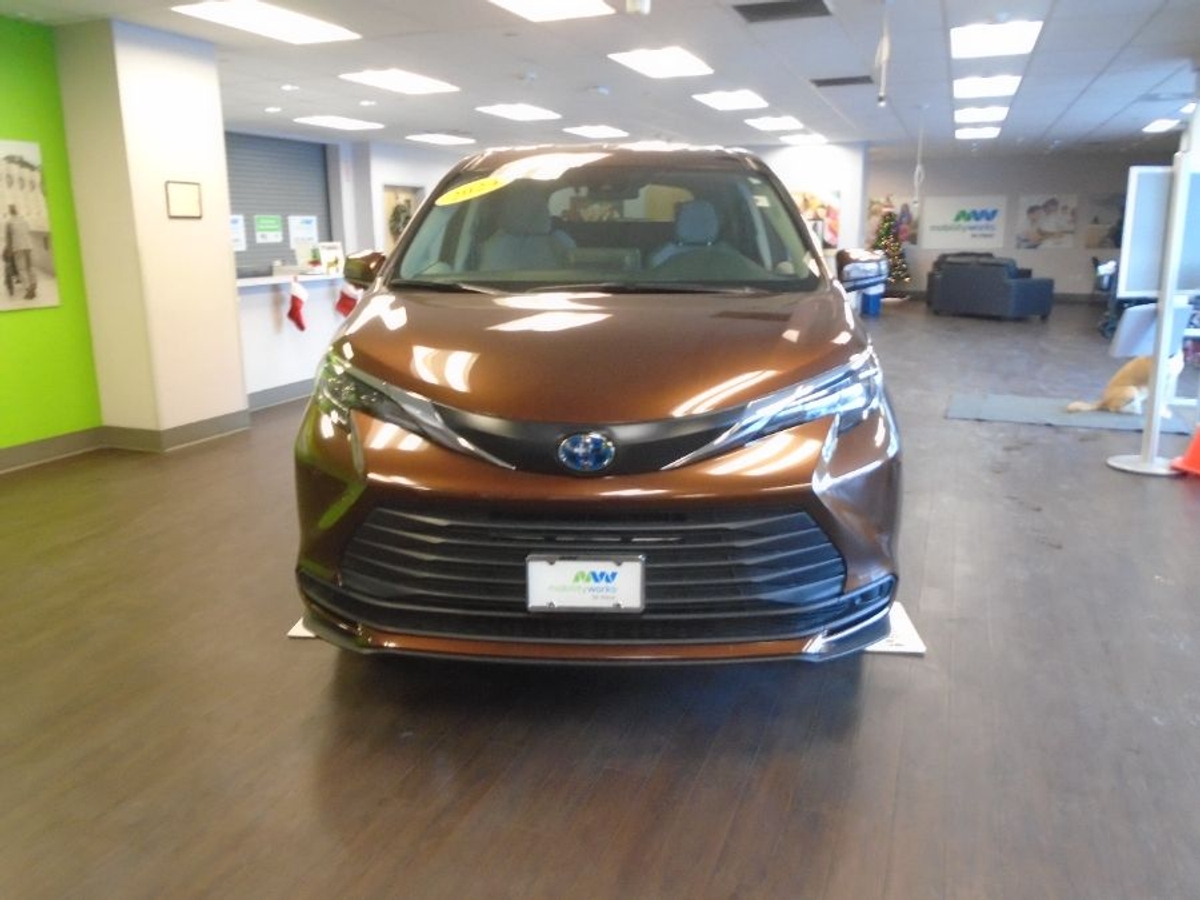 2024 TOYOTA SIENNA - Image 8