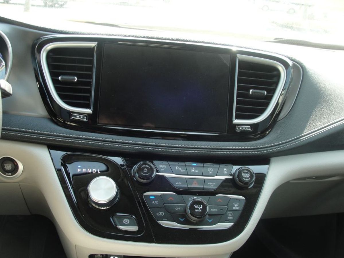 White Chrysler Pacifica image number 10