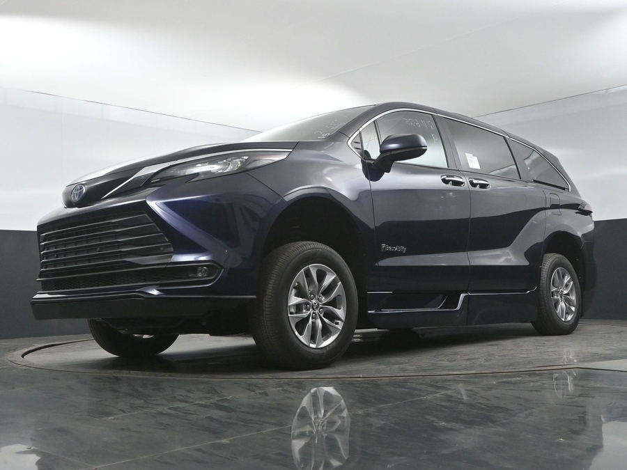 New 2025 Toyota Sienna Hybrid XLE Plus - BraunAbility Side Entry Entry Fold Out Automatic Ramp