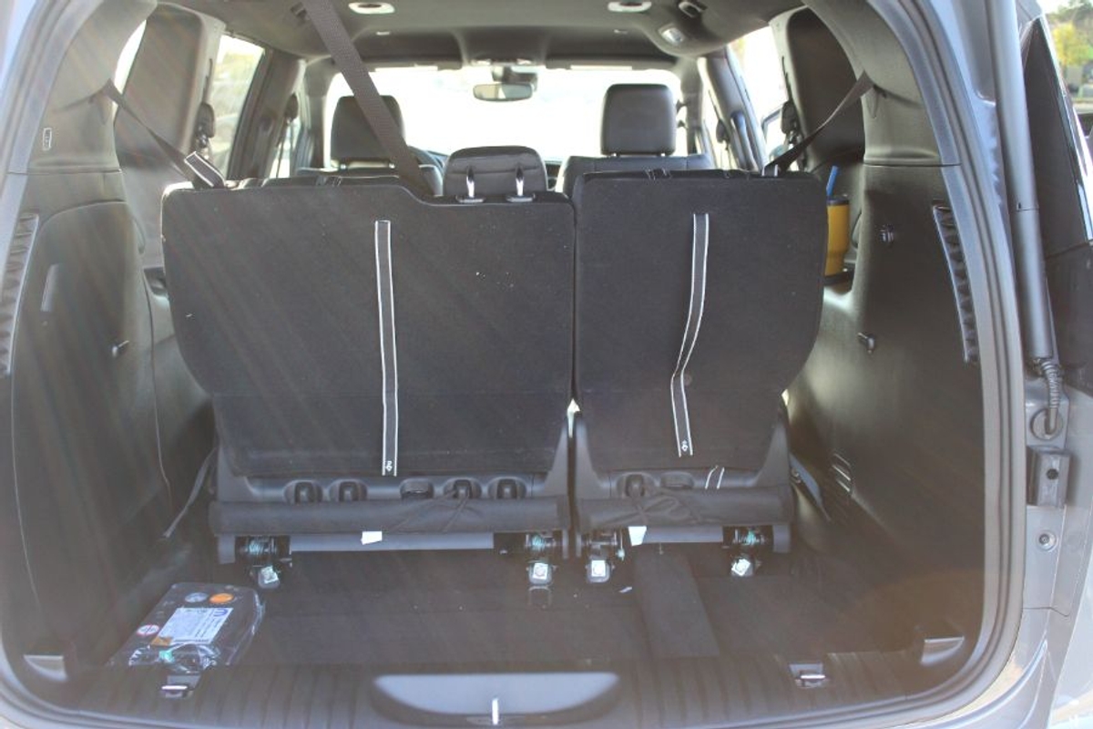 Grey Chrysler Pacifica image number 15