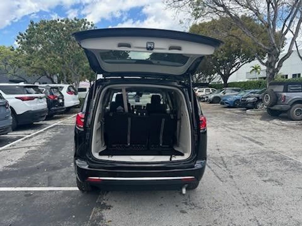 2024 Chrysler Pacifica Touring L - Photo 16