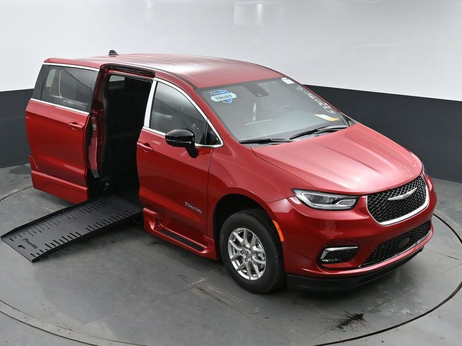 New 2025 Chrysler Pacifica Select Safety - BraunAbility Side Entry Entry Fold Out Automatic Ramp