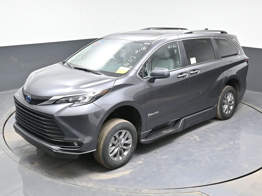New 2025 Toyota Sienna Hybrid XLE Plus - BraunAbility Side Entry Entry Fold Out Automatic Ramp
