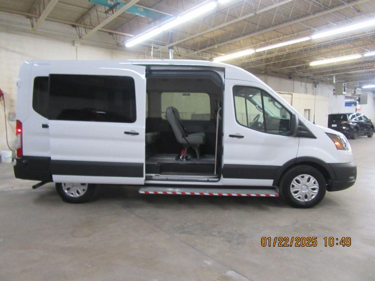 White Ford Transit image number 3