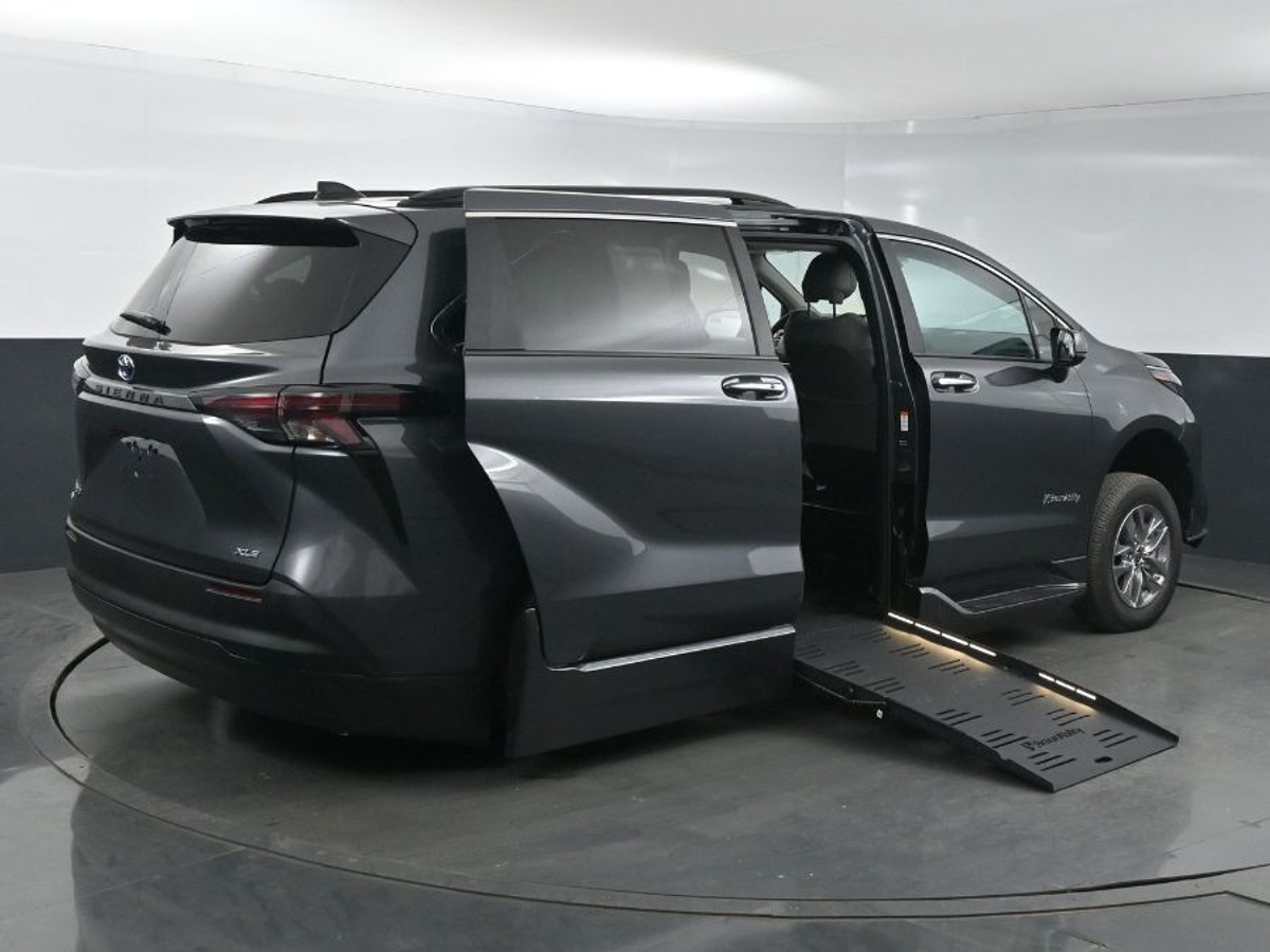 2025 TOYOTA SIENNA - Image 4