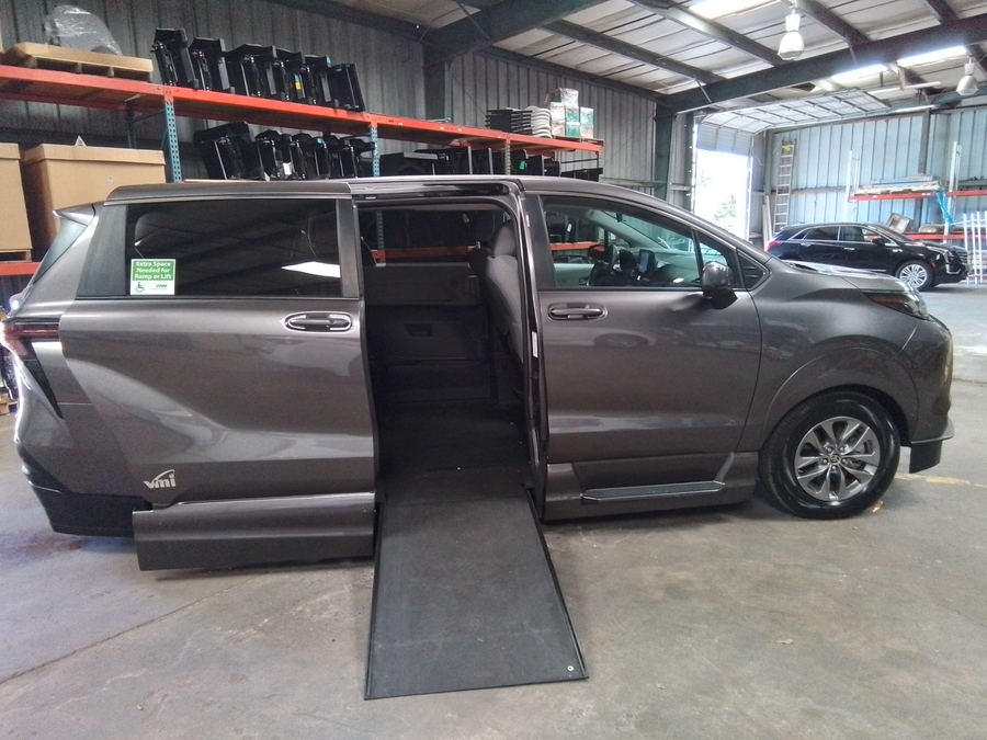 Grey Toyota Sienna image number 6