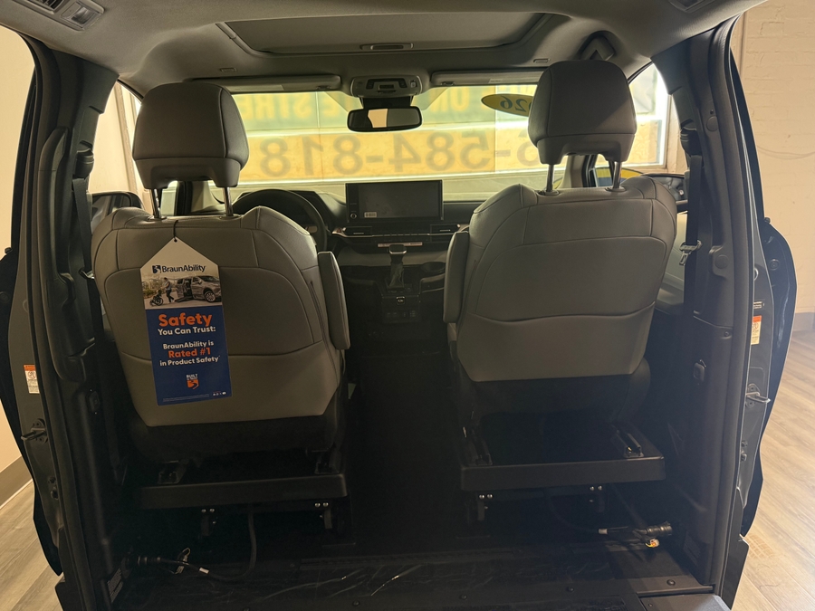 Imagen de la Toyota Sienna negra número 5