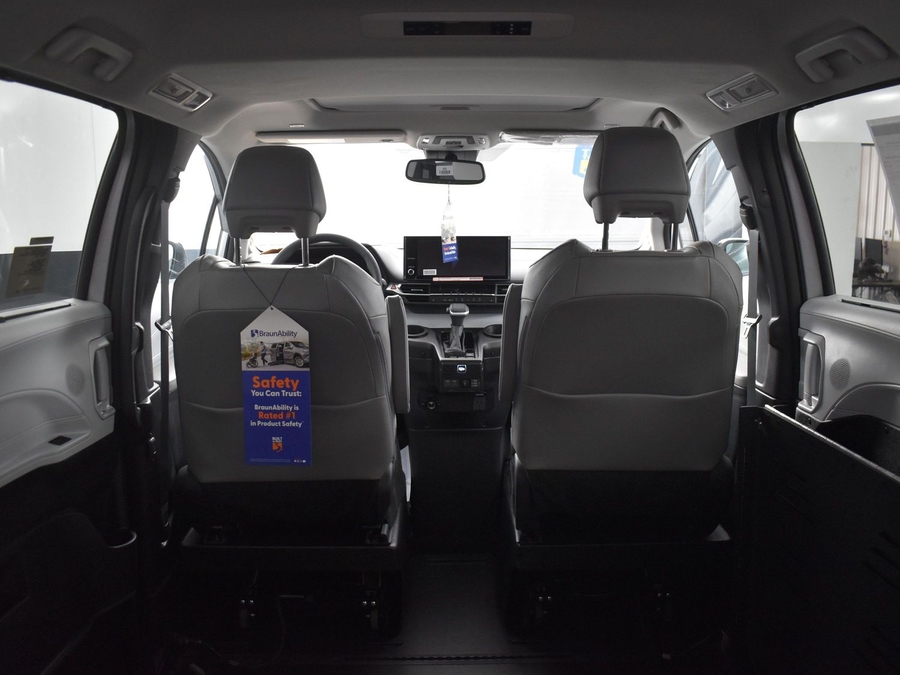 New 2025 Toyota Sienna Hybrid XLE Plus - BraunAbility Side Entry Entry Fold Out Automatic Ramp