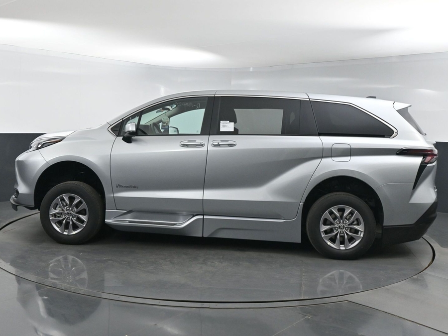 New 2025 Toyota Sienna Hybrid LE - BraunAbility Side Entry Entry Fold Out Automatic Ramp