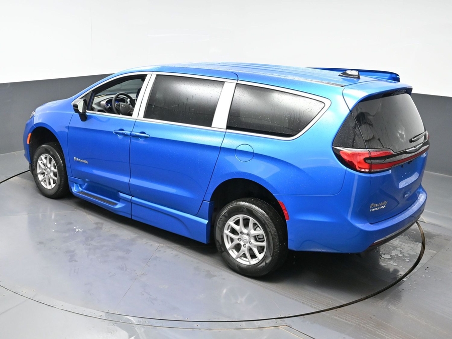 New 2026 Chrysler Pacifica Select Safety - BraunAbility Side Entry Entry In Floor Automatic Ramp