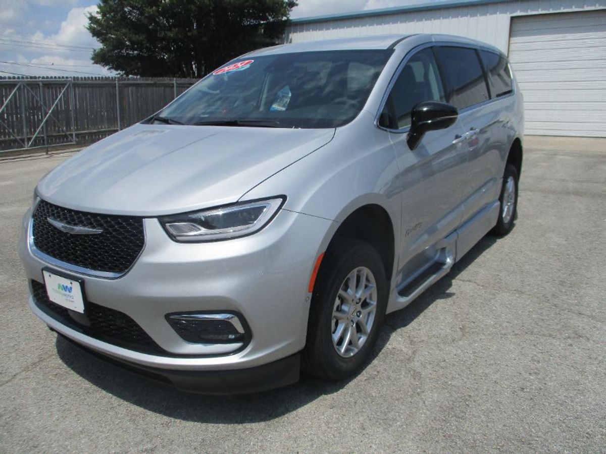 Silver Chrysler Pacifica image number 3