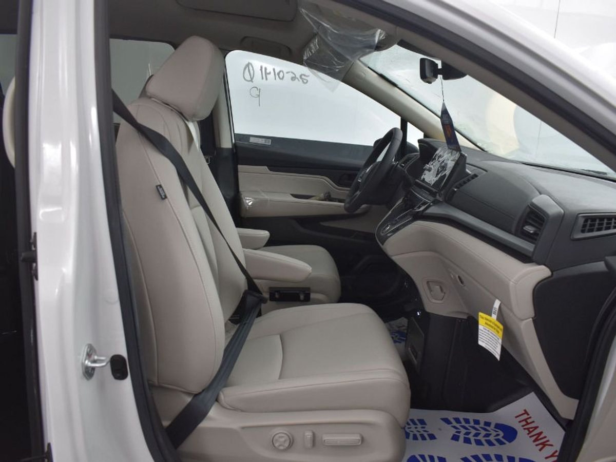 White Honda Odyssey image number 8