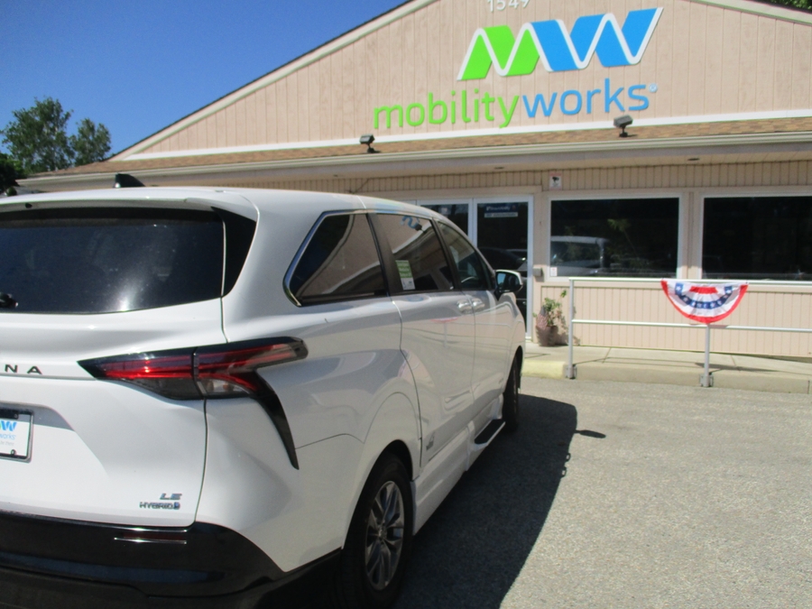 White Toyota Sienna image number 16