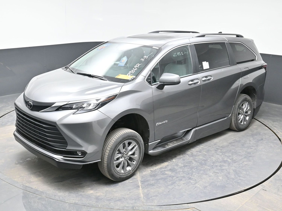 New 2026 Toyota Sienna Hybrid XLE Base - BraunAbility Side Entry Entry Fold Out Automatic Ramp