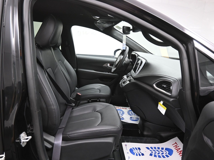 Black Chrysler Pacifica image number 8