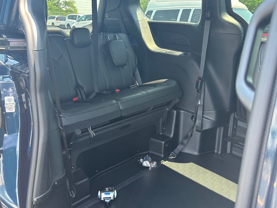 Used 2025 Chrysler Pacifica Select Safety - BraunAbility Side Entry Entry Fold Out Automatic Ramp