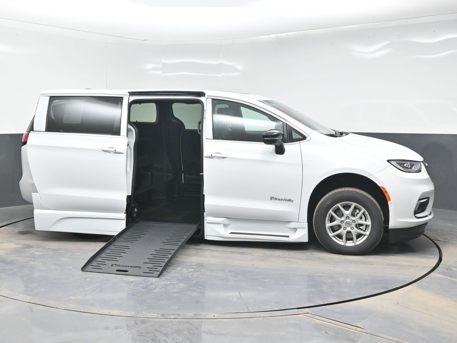 White Chrysler Pacifica image number 7