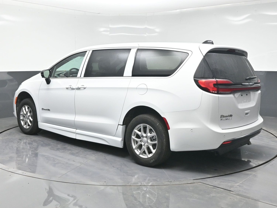 White Chrysler Pacifica image number 4