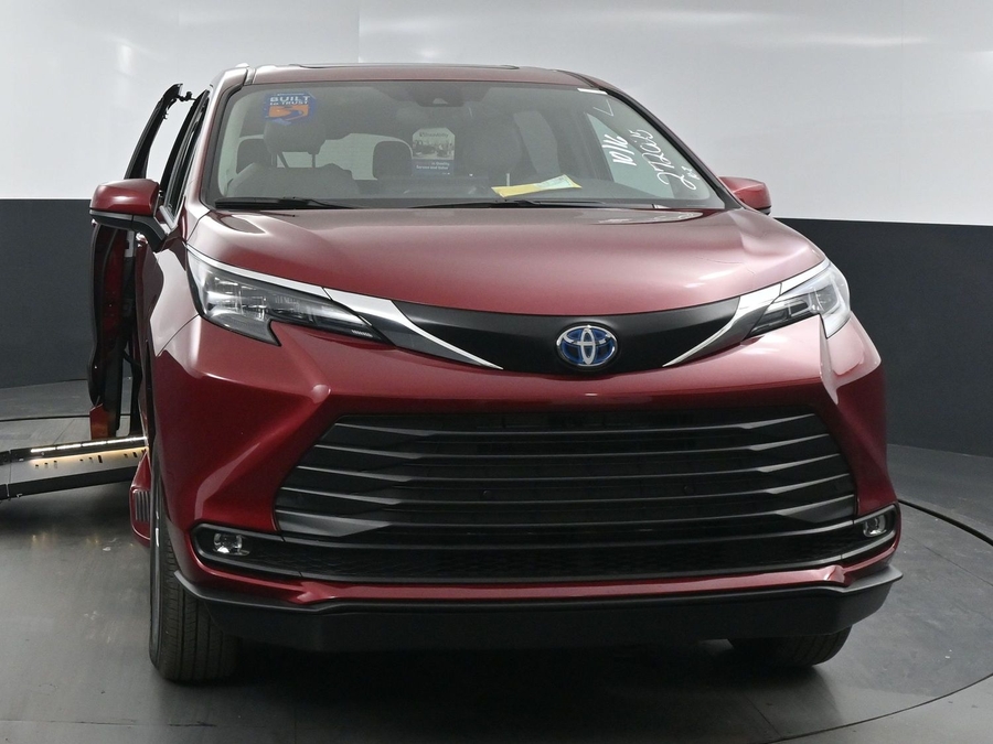 New 2025 Toyota Sienna Hybrid XLE Plus - BraunAbility Side Entry Entry Fold Out Automatic Ramp