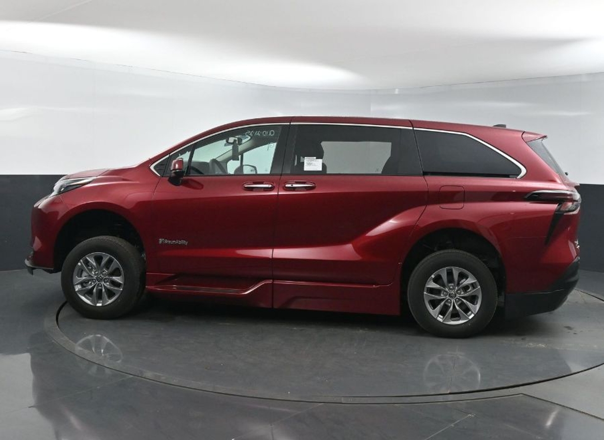 2025 TOYOTA SIENNA - Image 4