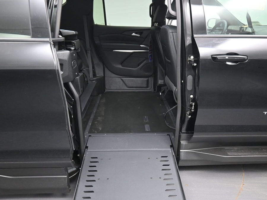 Black Chevrolet Traverse image number 10