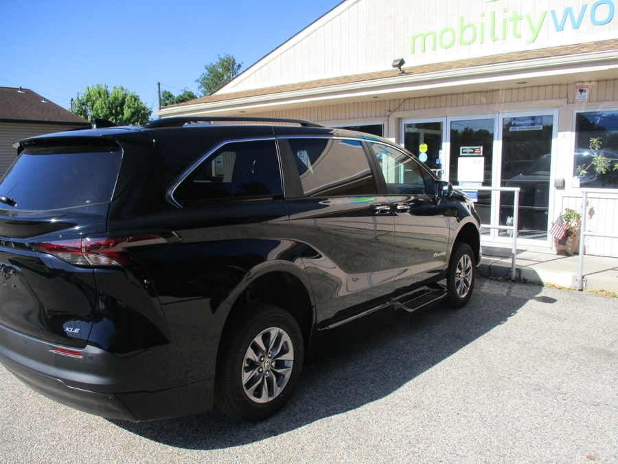 Black Toyota Sienna image number 16
