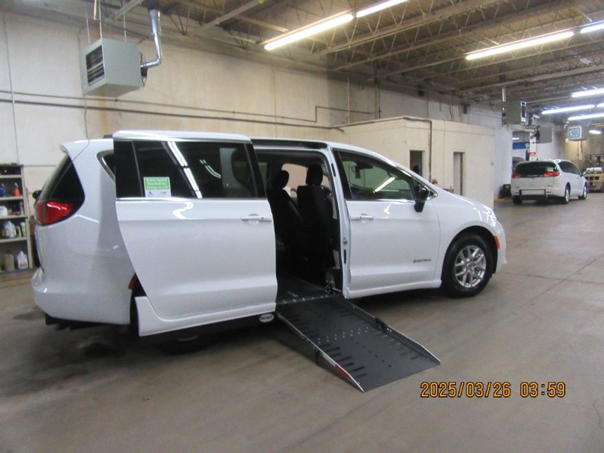 2024 CHRYSLER VOYAGER - Image 22