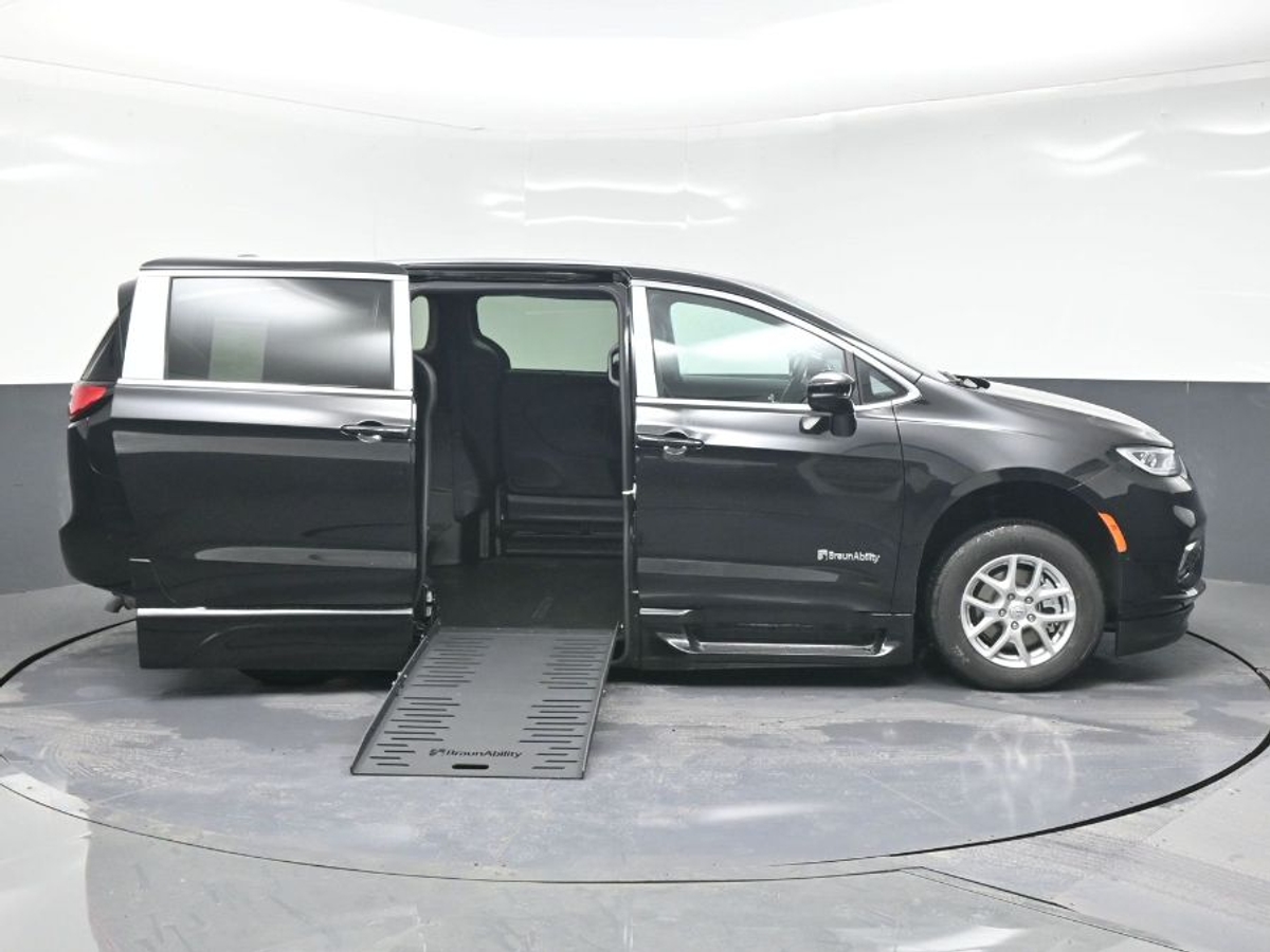 Black Chrysler Pacifica image number 5