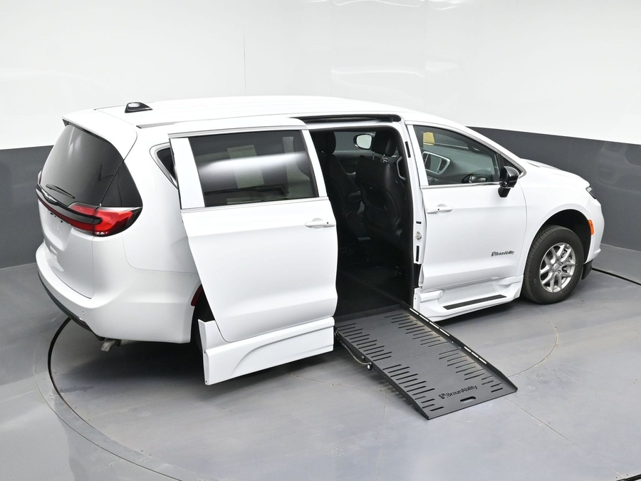 New 2026 Chrysler Pacifica Select Safety - BraunAbility Side Entry Entry Fold Out Automatic Ramp