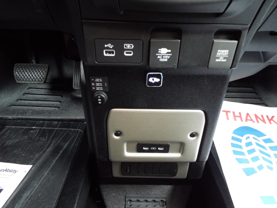 White Honda Odyssey image number 13