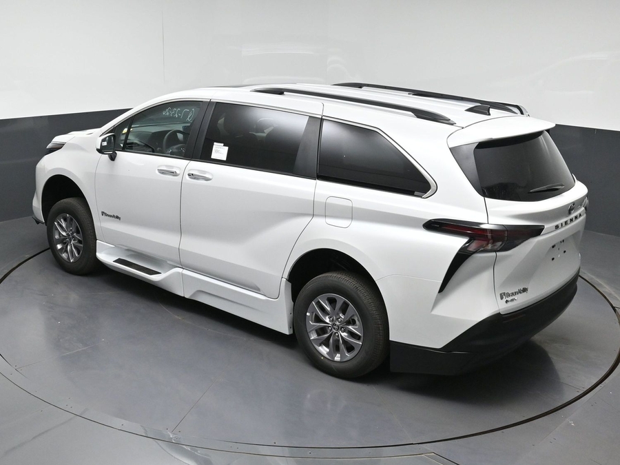 White Toyota Sienna image number 21