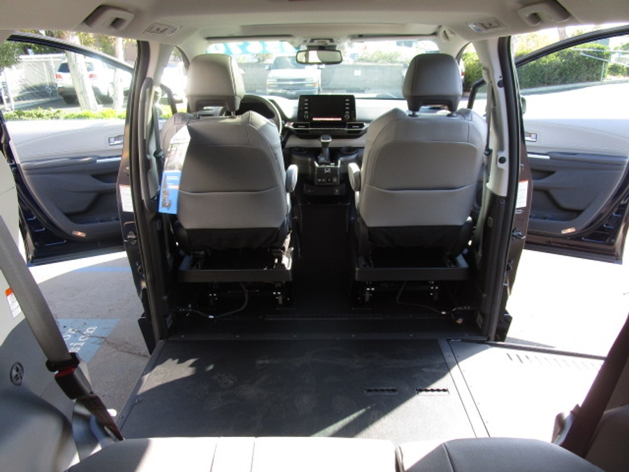New 2025 Toyota Sienna Hybrid XLE Plus - BraunAbility Side Entry Entry In Floor Automatic Ramp