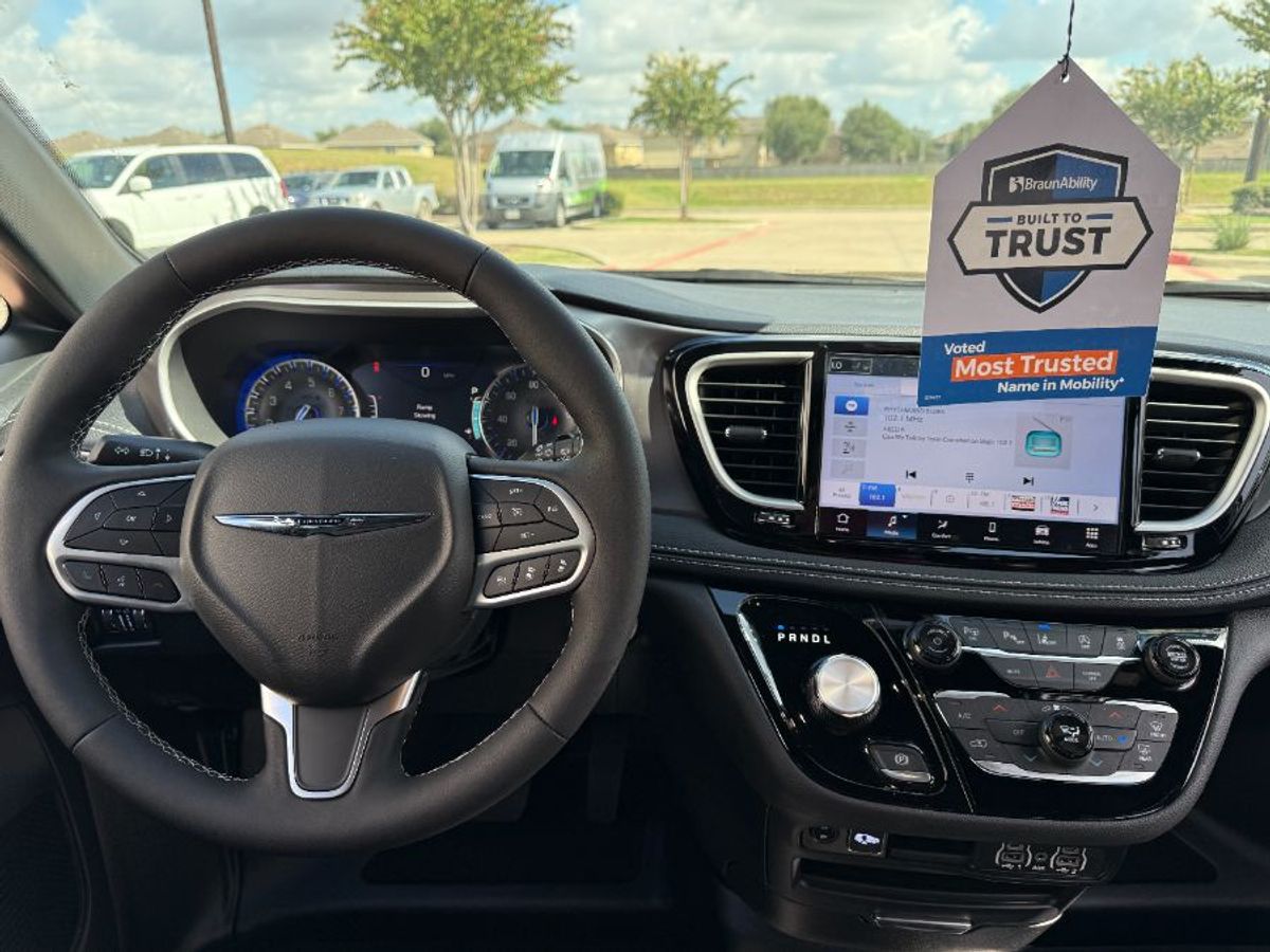 2025 CHRYSLER PACIFICA - Image 12